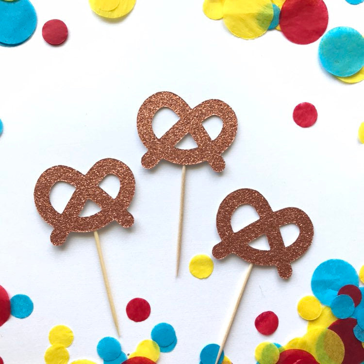 Pretzel Cupcake Toppers - glitterpaperscissors