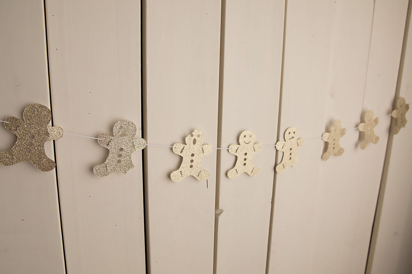 Gingerbread Men Garland - glitterpaperscissors