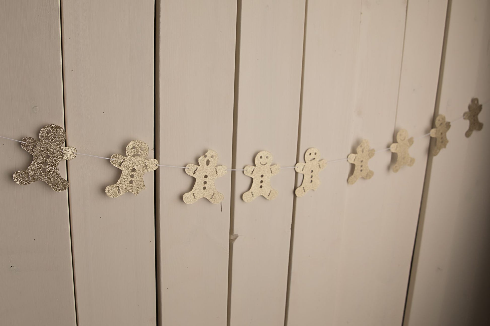 Gingerbread Men Garland - glitterpaperscissors