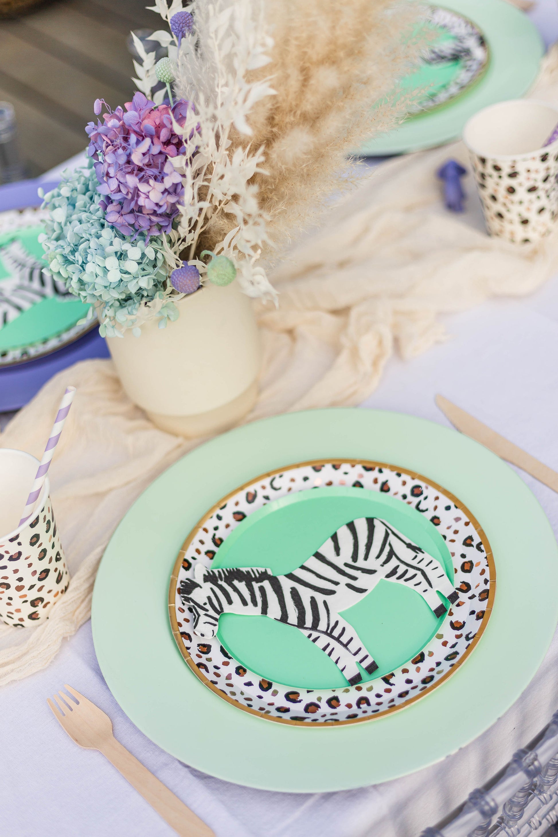 leopard plate glitter paper scissors