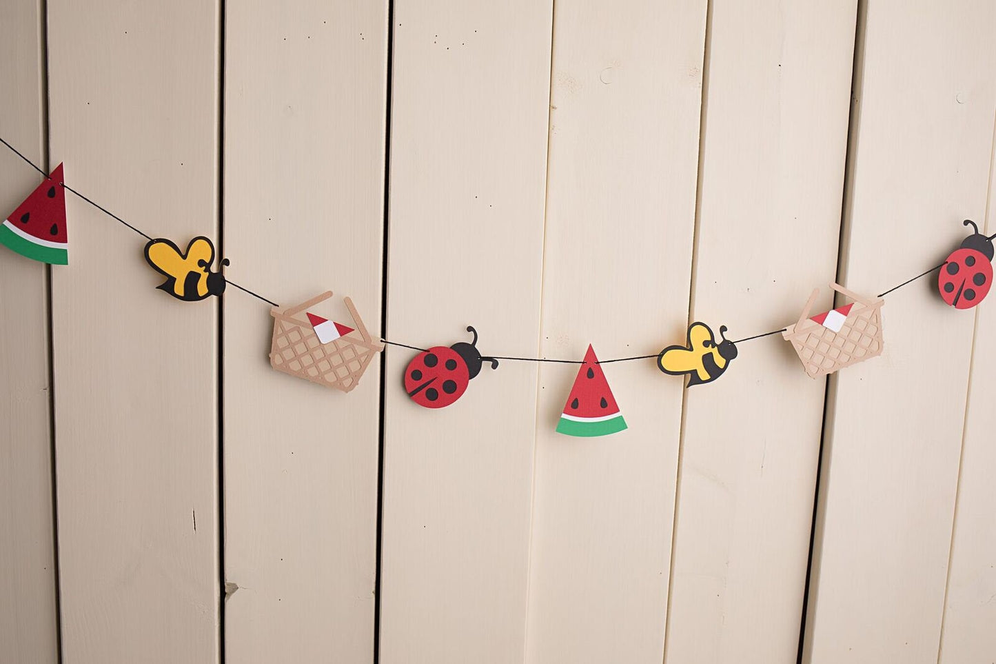 picnic themed garland- glitterpaperscissors